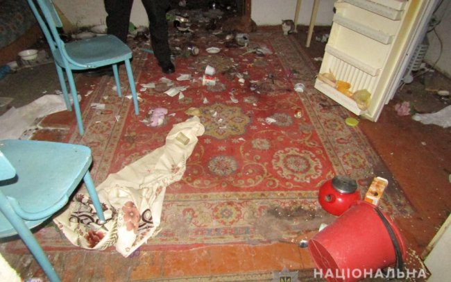 Жінка з ножем кинулася на поліцейських, які прийшли вилучати у неї дітей. ФОТО