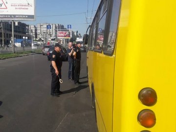 Водій луцької маршрутки проїхав на «червоний» на очах у патрульних. ФОТО