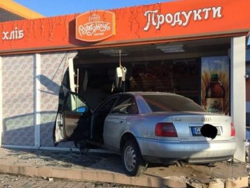 У Рівному автівка в'їхала у магазин з хлібом