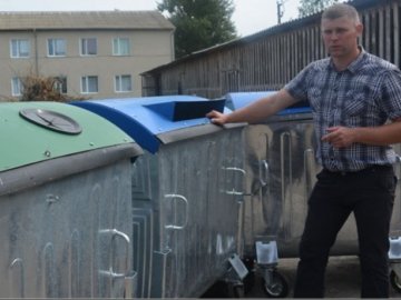 У селищі на Волині встановлюють контейнери для роздільного збору сміття