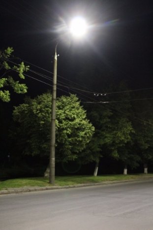 У Луцьку на проспекті Молоді встановили 43 сучасні світлодіодні ліхтарі. ФОТО