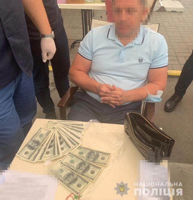У Києві затримали посадовця «Укртрансбезпеки», який вимагав з волинського підприємця 9000 доларів хабара