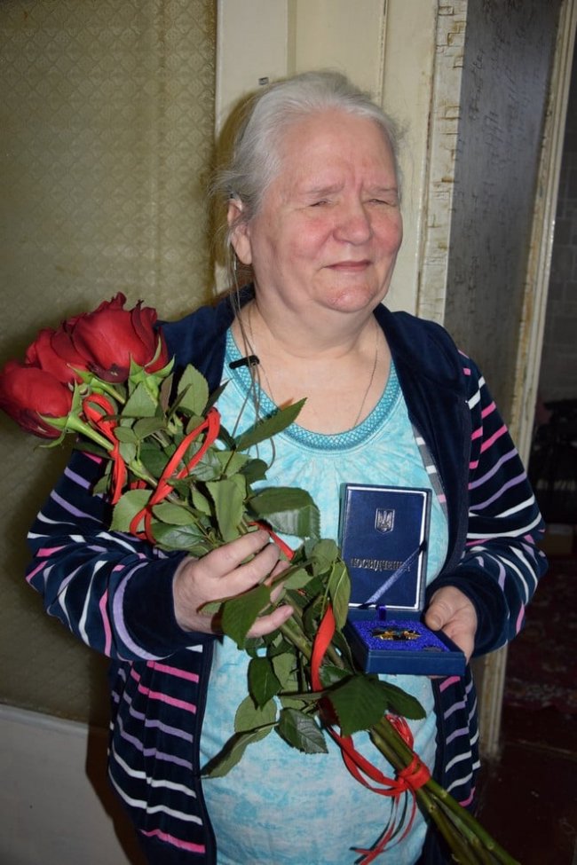 Нагородили волинську волонтерку, яка наосліп в’яже рукавички захисникам України
