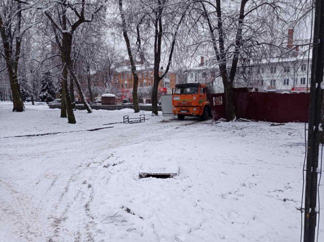 У місті на Волині в центральному парку проводять самовільне будівництво. ФОТО
