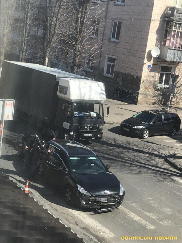 У центрі Луцька не розминулися дві автівки. ФОТО