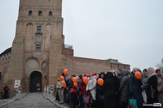 Площа перед замком у Луцьку стала помаранчевою. ФОТО