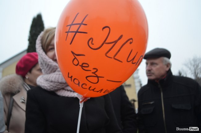 Площа перед замком у Луцьку стала помаранчевою. ФОТО