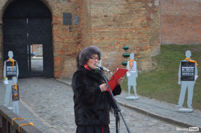 Площа перед замком у Луцьку стала помаранчевою. ФОТО