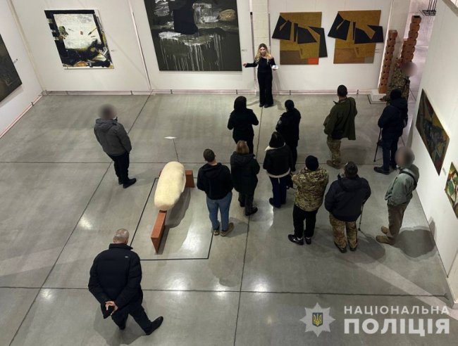 Реабілітація мистецтвом: у Луцьку поліцейські влаштували для поранених колег та військових екскурсію до музею