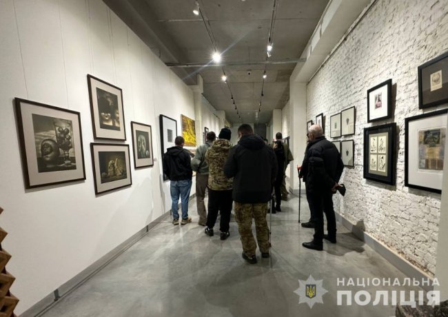 Реабілітація мистецтвом: у Луцьку поліцейські влаштували для поранених колег та військових екскурсію до музею