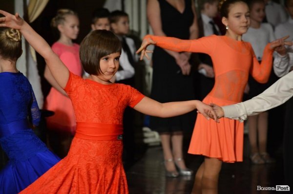 Луцьку сцену запалювали «різдвяні зірочки». ФОТО. ВІДЕО