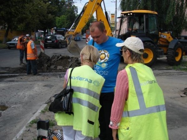 У Києві провалилося 25 метрів дороги. ФОТО
