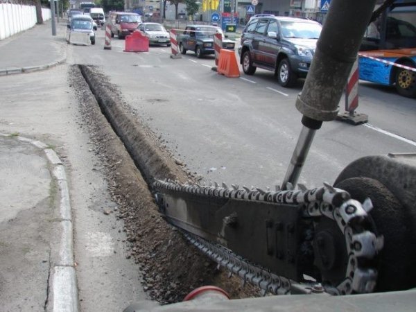 У Києві провалилося 25 метрів дороги. ФОТО