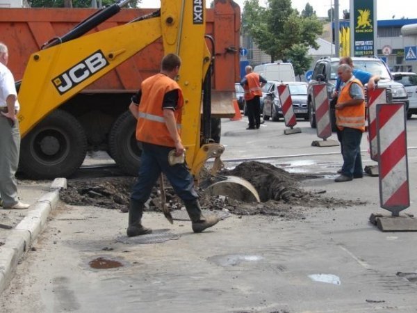 У Києві провалилося 25 метрів дороги. ФОТО