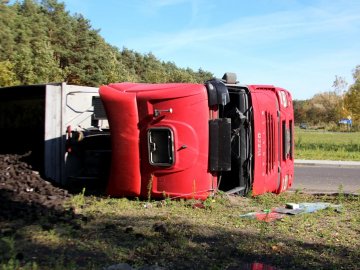 На Волині перекинулася вантажівка з торфобрикетом. ФОТО