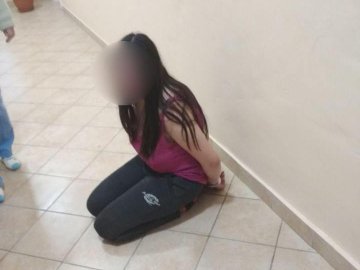 Порізала вени і рвалася з балкона: у Луцьку через нещасну любов дівчина намагалася покінчити з життям