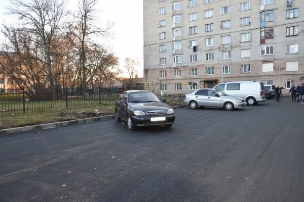 Луцьк: показали, як ремонтують двори і тротуари