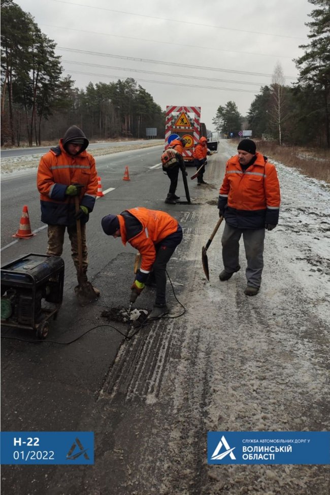 Волинські дорожники взялися латати ями. ФОТО