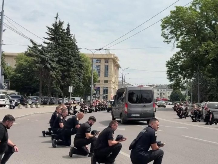 На Волині поліцейські навколішки прощалися із загиблим на війні колегою Віктором Масюком