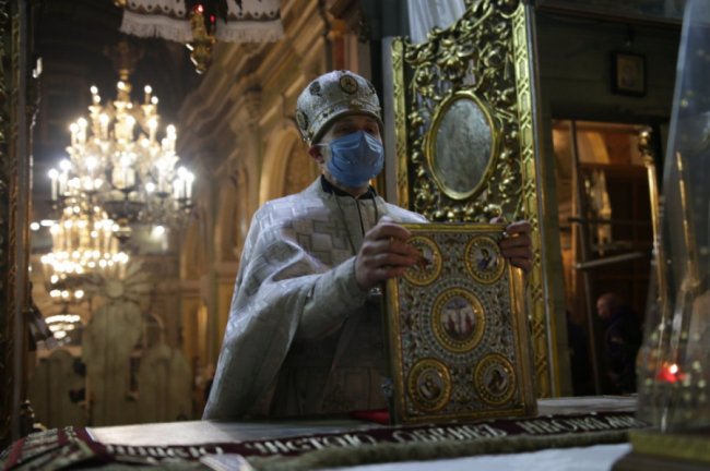 Як у Свято-Троїцькому соборі вночі освячували паски. ФОТО
