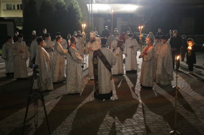 Як у Свято-Троїцькому соборі вночі освячували паски. ФОТО