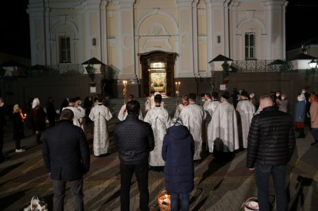 Як у Свято-Троїцькому соборі вночі освячували паски. ФОТО