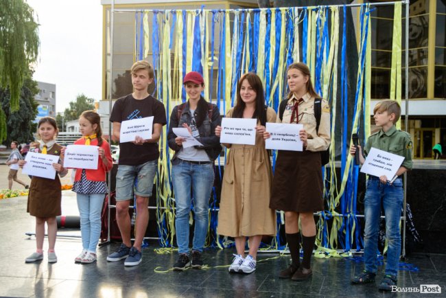 Людей було мало, але прийшли патріоти: у Луцьку відбулася акція «Мова об'єднує». ФОТО