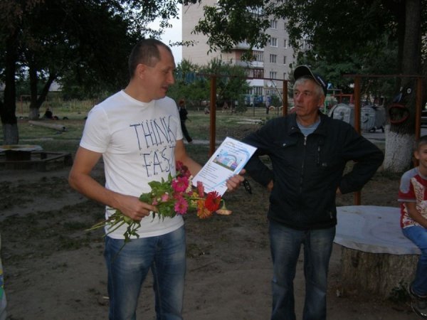 Виборці вручили атестат з оцінками місцевому депутату. ФОТО