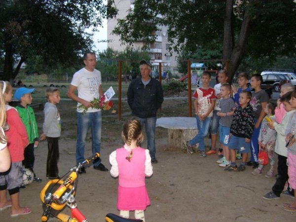 Виборці вручили атестат з оцінками місцевому депутату. ФОТО