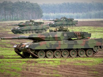 Перші танки Leopard 2 можуть доставити в Україну в березні-квітні, – міністр оборони Німеччини