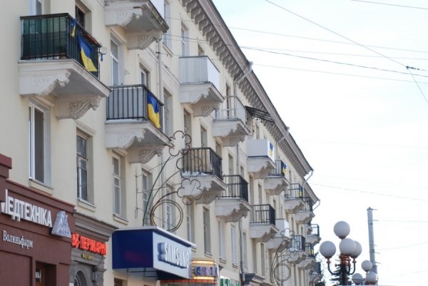 Луцьк «фарбують» в синьо-жовтий. ФОТО