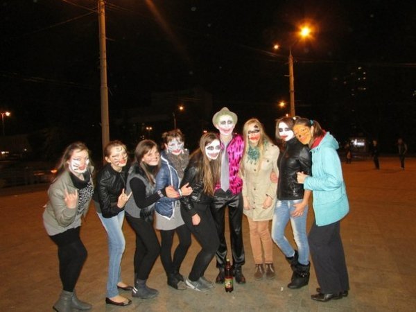 Хелловін у Луцьку: Ку-Клукс-Клан, мерці та тварини. ФОТО