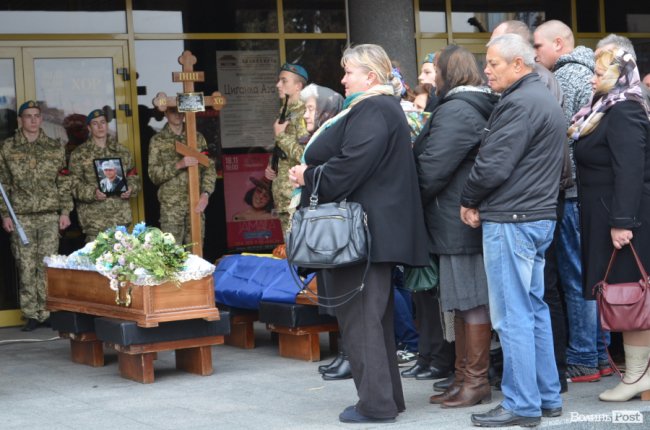 «Він захищав не лише свою сім‘ю»: у Луцьку попрощалися з Героєм. ФОТОРЕПОРТАЖ