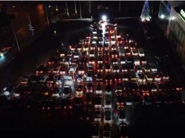 У Краматорську водії зробили ефектну автоялинку. ВІДЕО