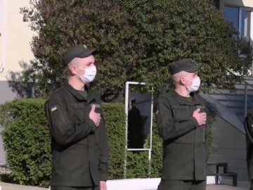 У масках та без урочистостей: у луцьких нацгвардійців – «дембель». ВІДЕО