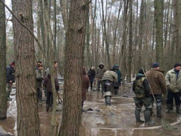 На Рівненщині натовп бурштинокопачів побив та пограбував правоохоронців