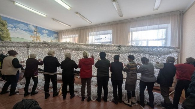 Волонтери у бібліотеці на Волині сплели понад 500 маскувальних сіток для ЗСУ