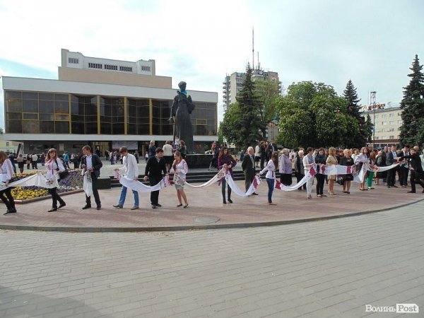 «Єдина країна»: флешмоб у центрі Луцька. ФОТО