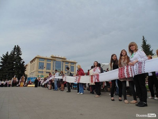 «Єдина країна»: флешмоб у центрі Луцька. ФОТО