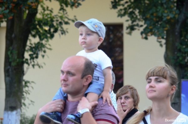 Найменші глядачі «Поліського літа» на плечах в батьків. ФОТОРЕПОРТАЖ