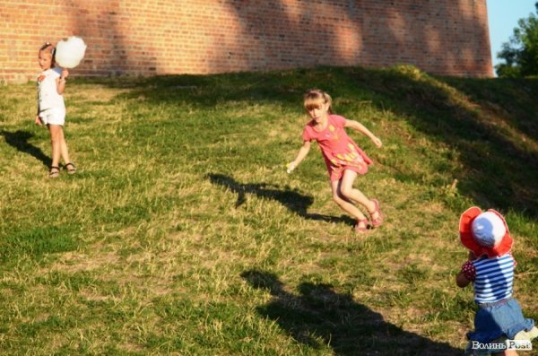Найменші глядачі «Поліського літа» на плечах в батьків. ФОТОРЕПОРТАЖ
