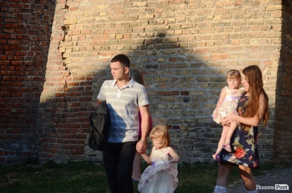 Найменші глядачі «Поліського літа» на плечах в батьків. ФОТОРЕПОРТАЖ