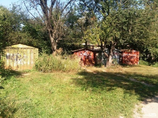 У Привокзальному мікрорайоні Луцька зламають хліви, які простояли 25 років. ФОТО