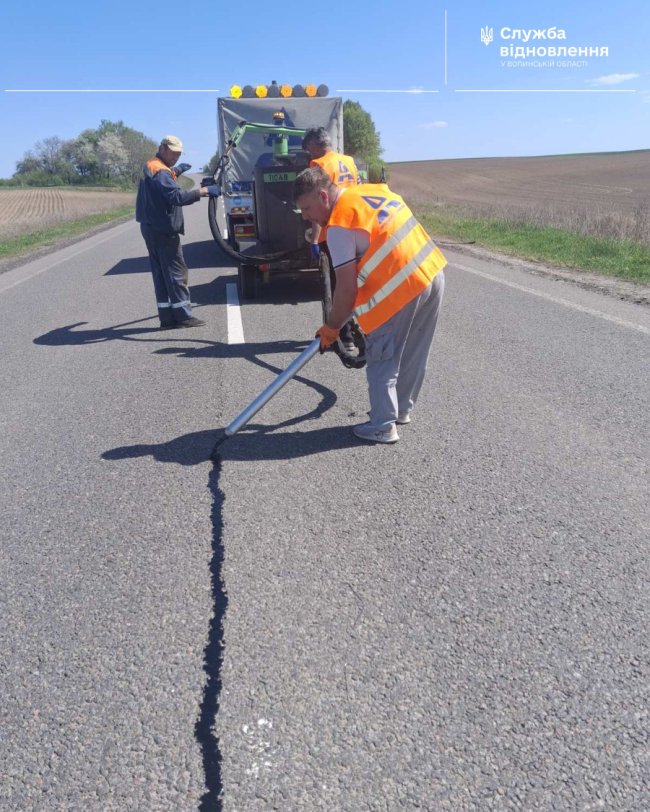 На Волині здійснюють післязимове відновлення на 7 трасах. ФОТО