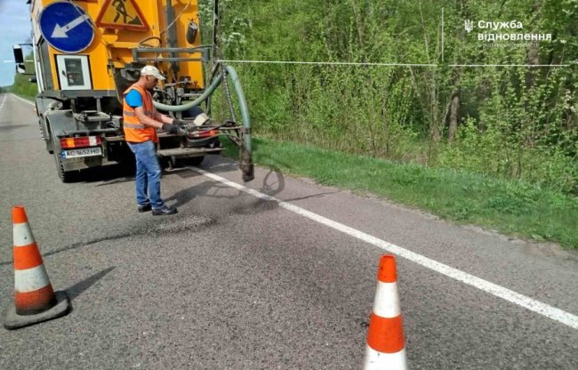 На Волині здійснюють післязимове відновлення на 7 трасах. ФОТО