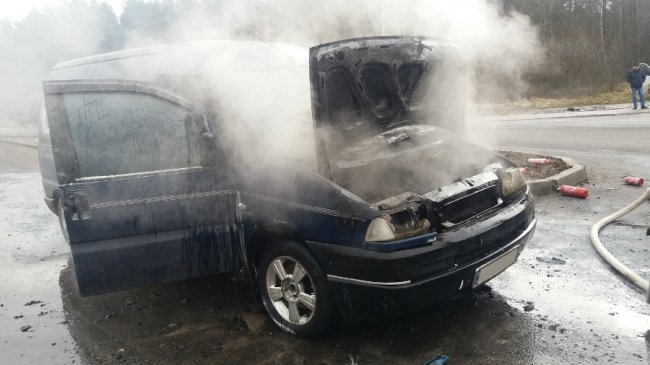 На трасі Рівне-Сарни під час руху загорівся автомобіль. ФОТО. ВІДЕО