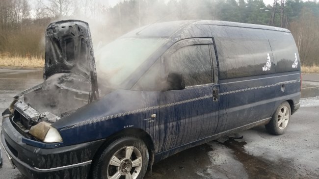 На трасі Рівне-Сарни під час руху загорівся автомобіль. ФОТО. ВІДЕО