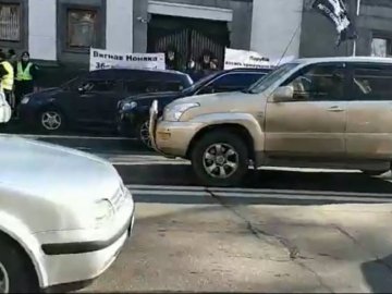 Нема доріг – ходіть пішки: у Києві прихильники «єврономерів» перекрили вулицю