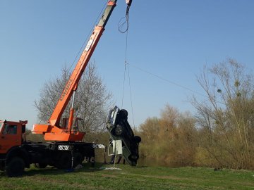 З річки Стир дістали затонуле авто