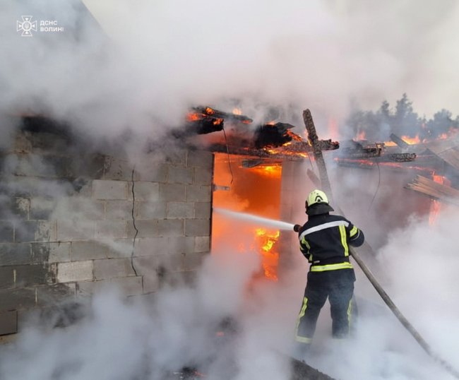 На Волині горіли житловий будинок та господарські споруди